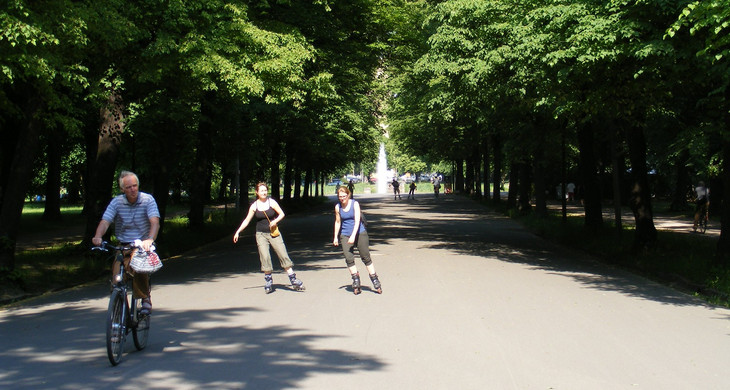 Inline-Skater und ein Fahrradfahrer im Clara-Zetkin-Park