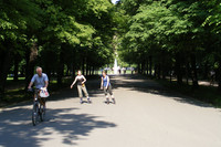 Inline-Skater und ein Fahrradfahrer im Clara-Zetkin-Park