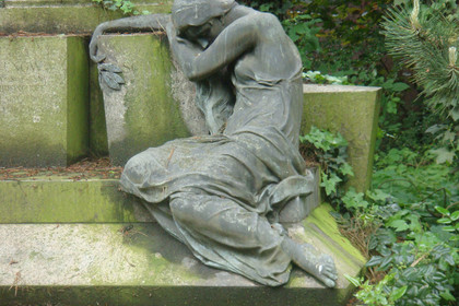 Grabfigur eines denkmalgeschützten Grabmales auf dem Südfriedhof