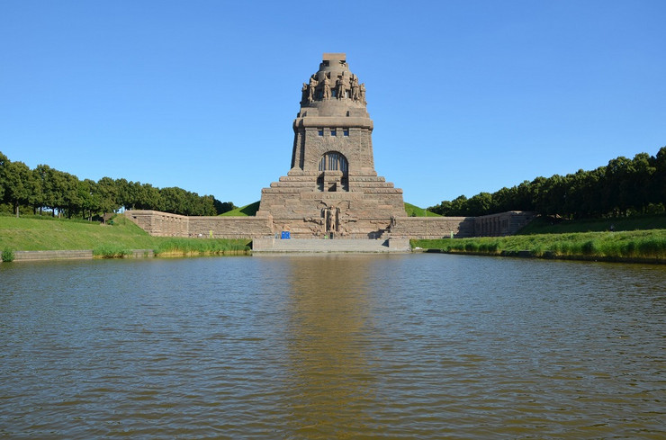 Völkerschlachtdenkmal mit Wasserfläche davor