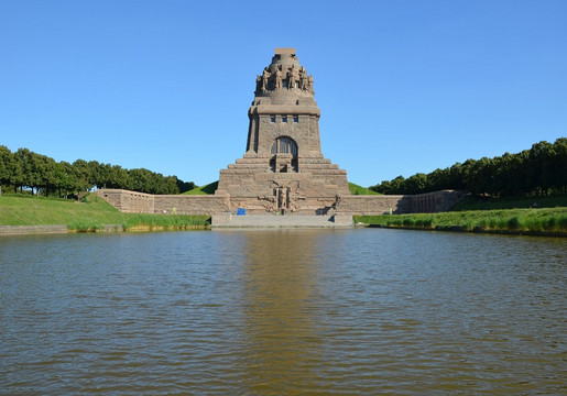 Völkerschlachtdenkmal mit Wasserfläche davor