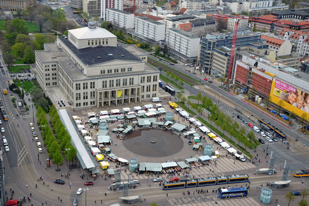 Luftbild des Wochenmarktes mit vielen Ständen an seinem Ausweichstandort Augustusplatz