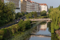 Karl-Heine-Kanal mit einer Fußgängerbrücke und Häusern an einer Uferseite