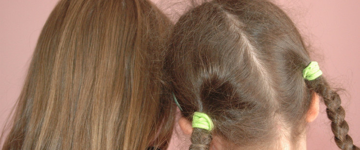 Hinterköpfe zweier Mädchen mit langen Haaren