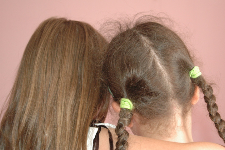 Hinterköpfe zweier Mädchen mit langen Haaren