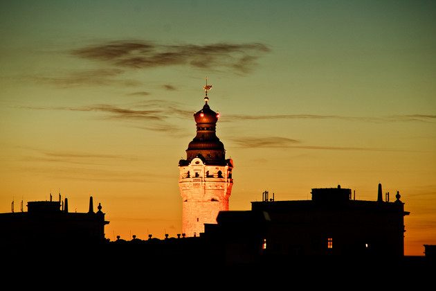 Silouette des Rathausturms vor Sonnenuntergang