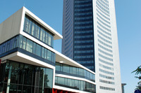 Blick auf die modernen Gebäude der Mensa am Park in Leipzig vor dem City-Hochhaus Leipzig