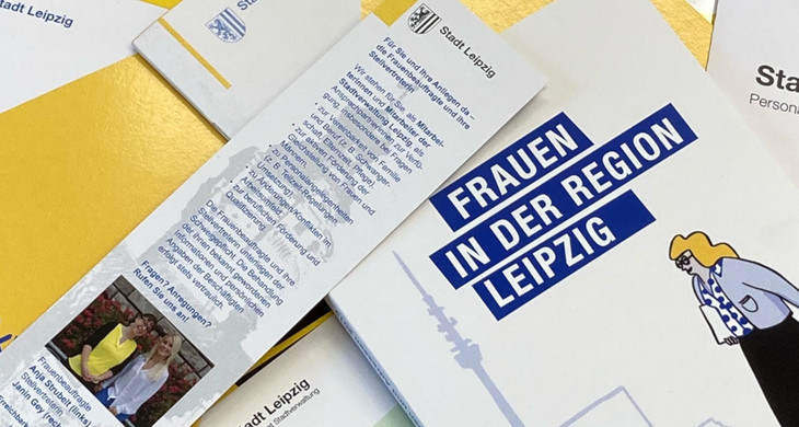 Eine Collage verschiedener Broschüren der Stadt Leipzig übereinander gelegt