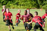 Kinder verschiedener Hautfarben spielen Fußball.