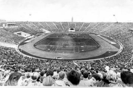 Historisches Schwarz-Weiß-Foto des Zentralstadion Leipzig - Stadion der Hunderttausend mit vollbefüllten Plätzen