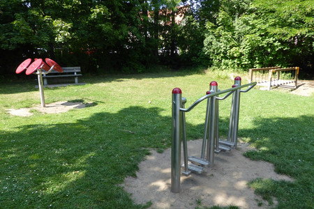 Fitness- und Bewegungs-Parcours mit mehreren Geräten auf einer Wiese für Senioren in der Kleingartenanlage Dammstraße in Schleußig