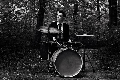 Philipp Scholz an den Drums im Wald