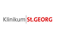 Logo Klinikum St. Georg mit Schriftzug "Klinikum" in schwarz und "St. Georg" in rot