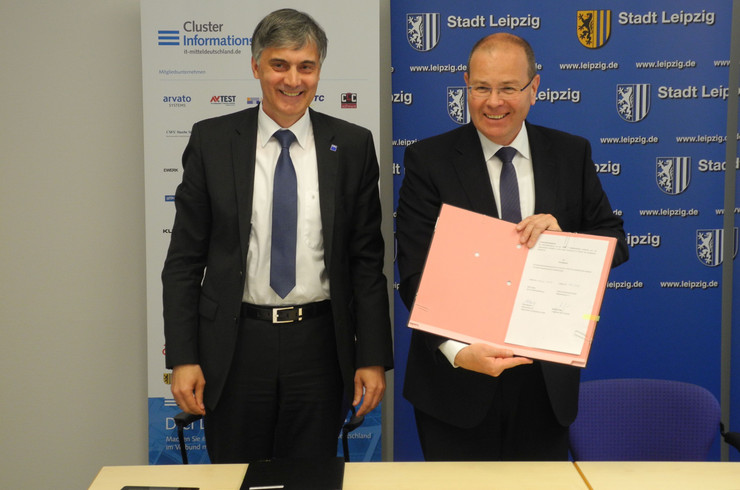 Kooperationsvertrag unterzeichnet: (v.l.) Michael Krüger, Vorstandsvorsitzender des Cluster IT und Geschäftsführer der GISA GmbH und Uwe Albrecht, Bürgermeister für Wirtschaft und Arbeit.