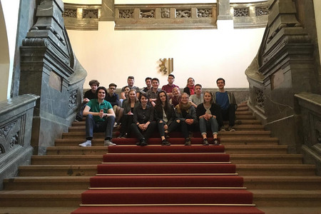 Die Mitglieder des Jugendparlamentes sitzen auf der großen Treppe des Neuen Rathauses