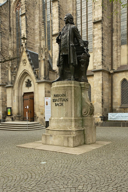 Denkmal von Johann Sebastian Bach vor der Thomaskirche in Leipzig