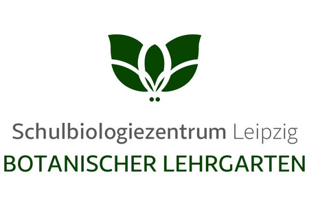 Logo mit Schriftzug "Schulbiologiezentrum Leipzig Botanischer Lehrgarten" mit einer dunkelgrünen stilisierten Blüte