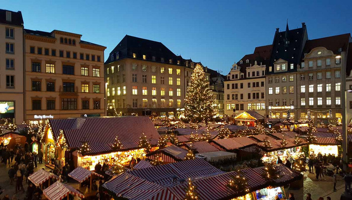 Blick vom Alten Rathaus über Teile des Weihnachtsmarktes auf dem Marktplatz zum Weihnachtsbaum
