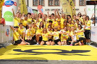Frauen in gelben Trikots bei einer Laufveranstaltung