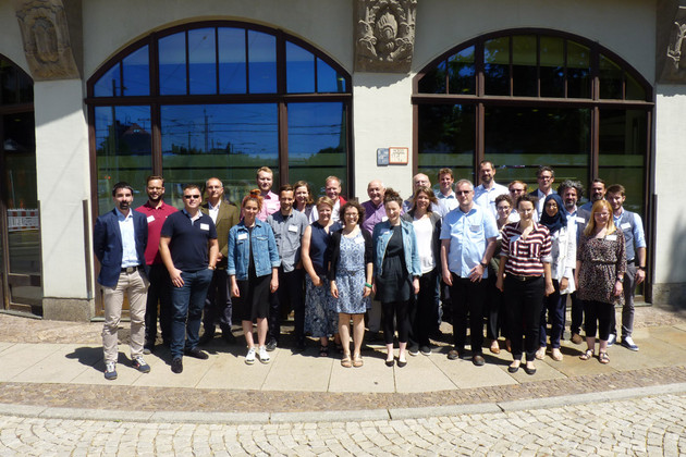 Das Foto zeigt die Teilnehmer des EfficienCE Kick-Off-Meetings vor dem Referat Digitale Stadt der Stadt Leipzig