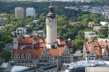 Das Leipziger Neue Rathaus mit markantem Rathausturm als Luftbild.