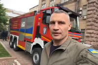 Vitali Klitschko vor einem Feuerwehrfahrzeug in Kiew