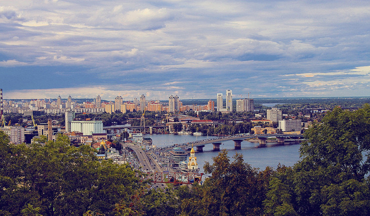 Panoramablick auf Kyjiw von einer Anhöhe: Fluss und Häuserzeilen