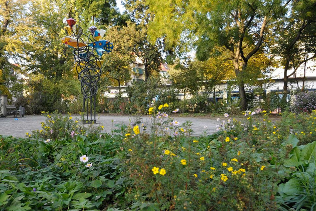 Schönefeld Stöckelplatz mit Blumenbeet
