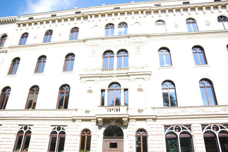 Schönes Gründerzeithaus mit prächtiger weißer Fassade