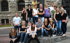 Gruppenbild von Auszubildenden der Stadt Leipzig vor dem Eingang des Neuen Rathauses