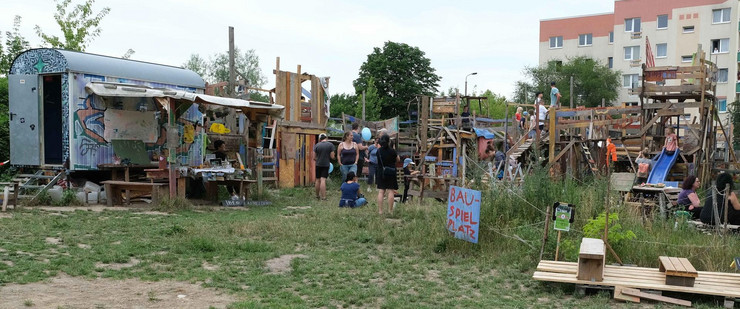 Der Bauspielplatz in Mockau, der von Kindern aus verschiedensten Materialien zusammengebaut wurde und an dem witerhin gearbeitet wird.