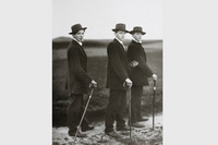 Historisches Foto mit drei Jungbauern in feinen Anzügen aus dem Jahr 1914