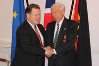 Dr. Rudolf Adam gratuliert Sir Ralph Kohn zum Bundesverdienstkreuz am Bande.