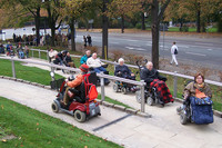 Eine Rollstuhlrampe führt von der Straße zur Ebene des Völkerschlachtdenkmals