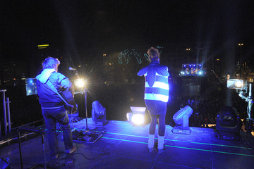 Zwei Musiker von hintern auf einer Bühne