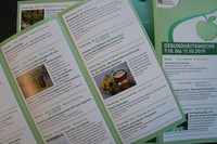 Aufgeblätterte Flyer mit vielen Veranstaltungen zum Thema Gesundheit