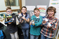 Vier Jungen zeigen ihre aus Lego Technic gebauten Roboter