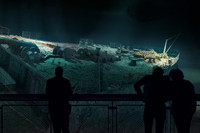 Visualisierung eines riesigen Rundbildes mit dem Wrack der Titanic und den Silhouetten von Menschen die davor stehen und sich das Panometer betrachten.
