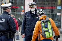 Polizei Leipzig kontrolliert einen Radfahrer 