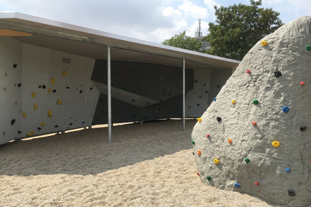 Eine Boulderanlage zum Sportklettern im Freien mit Sandplatz