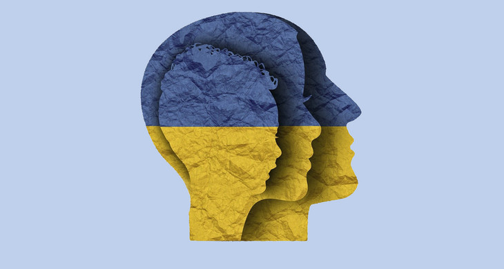 drei ineinander verschachtelte Köpfe in den Farben der Ukraine-Flagge auf hellblauem Grund