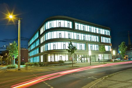 Ansicht des Institutsgebäudes bei Nacht und alle Fenster sind erleuchtet
