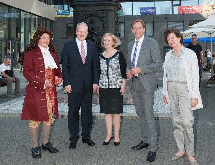 Das Foto zeigt fünf Personen, darunter Oberbürgermeister Burkhard Jung
