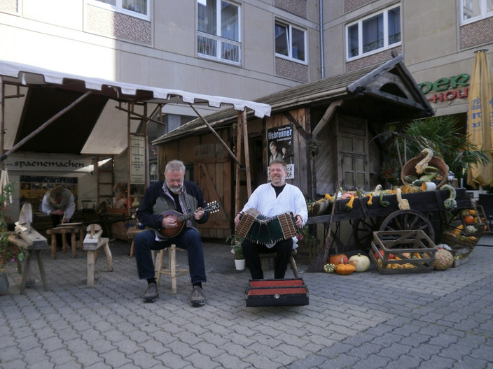 Historischer Handwerkermarkt während der Leipziger Markttage mit zwei Musikanten