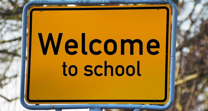 Straßenschild mit Aufschrift "Welcome to school".