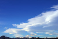 Wolkenbildung an einem blauen Himmel