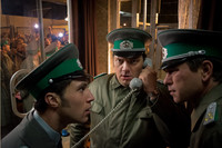 Filmszene zeigt drei NVA-Soldaten, die sich unterhalten