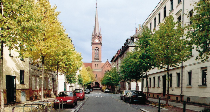 Blick zur Heilig-Kreuz-Kirche, Hedwigstraße
