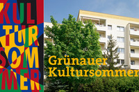 Logo Grünauer Kultursommer neben einem Foto eines Plattenbaus mit Bäumen
