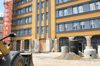 sanierte Fassade der Hauptfeuerwache Leipzig in gelber und blauer Farbgebung